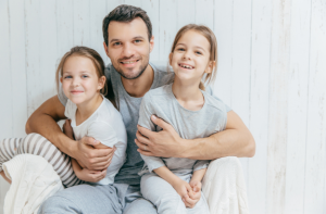 Vaiko sveikata – ne tik mamos reikalas: kodėl tėčiai vis dar lieka nuošalyje?